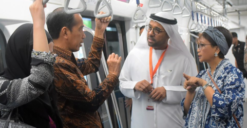 Presiden Jokowi dan para Dubes saat naik Kereta LRT. Foto : Setpres