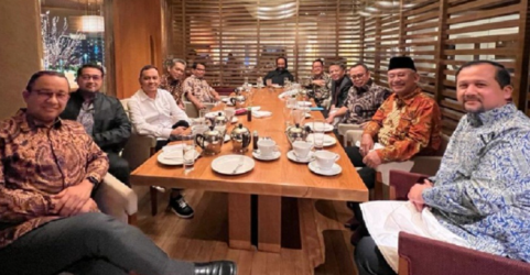 Capres Koalisi Perubahan Anies Baswedan (kiri) bersama Tim 8 saat bertemu Ketua Umum Partai Nasdem, di Hotel Grand Hyatt, Jakarta, Kamis malam (24/8). Foto: Ist