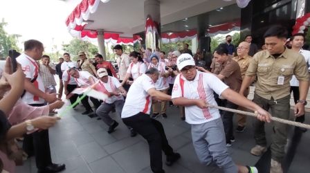 Benyamin-Pilar Terjatuh Tapi Menang Tarik Tambang. (tangselpos.id/rmn)