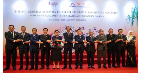 Presiden Jokowi bersama Ketua DPR Puan Maharan dan sejumlah ketua parlemen anggota ASEAN Inter-Parliamentary Assembly (AIPA), usai pembukaan Sidang Umum ke-44 AIPA. Foto : Ist