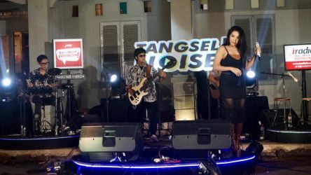 Aksi memukau Bandits Music Project dalam acara Tangsel Noise di Kafe Omblek, Rawa Buntu, Serpong.(dra)