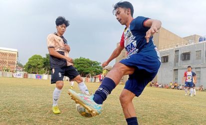 Gelandang Setwan Tangsel, Fahmi mengontrol bola. Setwan Tangsel harus mengakui ketangguhan Passing FC, 1-0.(Foto: Red/tangselpos.id).