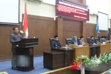 Anggota Banggar DPRD Pandeglang, Anggaran, Dodi Setiawan, saat membacakan laporan dalam rapat paripurna di Gedung DPRD Pandeglang, Rabu (23/8/2023) sore.(Istimewa)