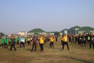 Aparat TNI-Polri di wilayah Tangerang Raya gelar senam bersama di Mako Brigade Kavaleri 1/Limpung Alugoro yang terletak di Jl. Rawa Kutuk, Kelurahan Pondok Jagung Timur, Kecamatan Serpong Utara.(dra)