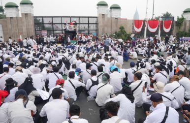 Belasan ribu pegawai honorer dari berbagai daerah, melakukan aksi unjuk rasa di depan Gedung DPR RI, Jakarta, Senin (7/8/2023).(Istimewa)