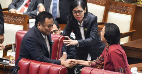 Wakil Ketua DPR Rachmad Gobel kiri menjabat tangan Menteri Keuangan Sri Mulyani kanan saat Rapat Paripurna membahas RAPBN 2024 di kompleks Parlemen, Senayan, Jakarta,  Foto: Ist