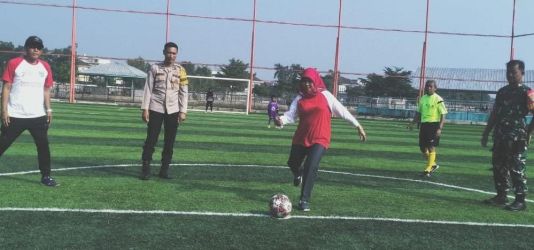 Lurah Pondok Jagung, Nur Asni Rahman menendang bola tanda dibukanya turnamen mini soccer.(ist).