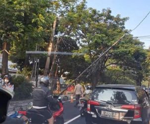 Sebuah tiang utulitas yang nyaris tumbang, dengan kondisi miring di Jalan uanda, Kecamatan Ciputat.(dra)