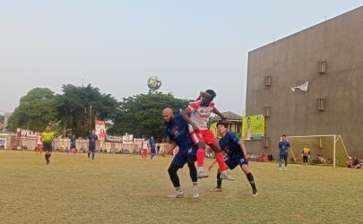 Pemain asing Amal Bakti FC berduel dengan pemain HBB Boy.(Foto: Red/tangselpos.id).