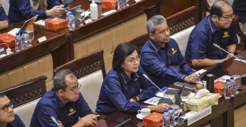 Menteri Keuangan juga batuk-batuk saat mengikuti raker dengan Komisi XI DPR. Foto : Ist