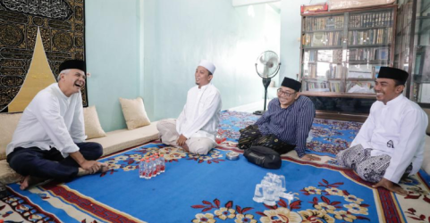 Bacapres Ganjar Pranowo usowan ke KH Luqman Hakim dan KH Djardjis Al Ishaqi, dua cucu Hadhratussyaikh KH Muhammad Utsman Al Ishaqi di Surabaya, Jumat (22/9). (Foto: Ist)