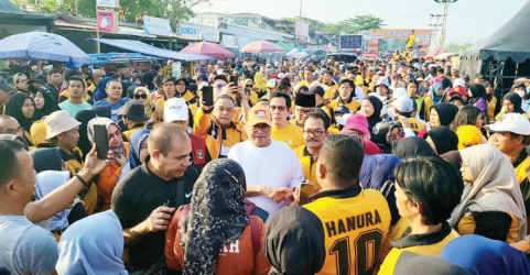 Ketum Hanura Oesman Sapta (kaos putih) saat menyapa simpatisan Hanura di Padang. Foto : Ist