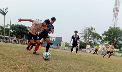 Bek kanan H Saemin FC, Ikhsan (depan) berduel dengan pemain Altaf FC.(Foto: Red/tangselpos.id).