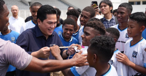 Ketua Umum PSSI Erick Thohir saat meninjau coaching clinic yang diinisiasi para legenda Borussia Dortmund, untuk siswa Papua Football Academy di Stadion Madya, Gelora Bung Karno, Jakarta, Jumat (8/9/2023). Foto : Ist