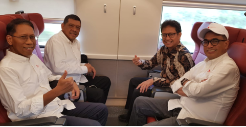 Menteri Perhubungan, Budi Karya, Dirut PT KAI, Didiek Hartantyo, Menkes Budi Gunadi Sadikin dan CEO RM Group, Kiki Iswara saat menjajal Kereta Cepat. (Foto: Kartika Sari/RM)