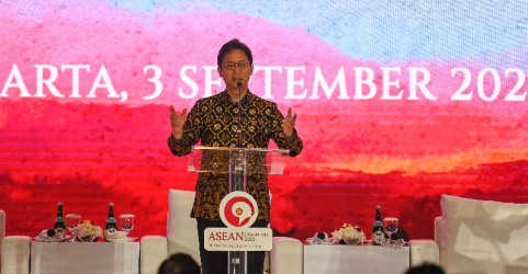 Menteri Kesehatan Budi Gunadi Sadikin menyampaikan sambutan dalam hari kedua ASEAN Investment Forum di Hotel Sultan, Senayan, Jakarta, Minggu (3/9/2023). Foto : RM