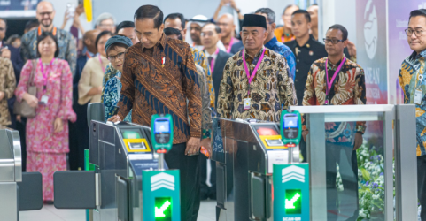 Presiden Jokowi saat akan menggunakan MRT menuju Kantor ASEAN. Foto : Ist
