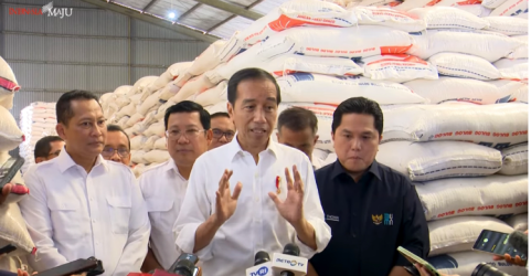 Presiden Jokowi saat meninjau Gudang Bulog di Bogor. Foto : Setpres