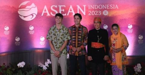 Presiden Jokowi dan Ibu Negara Iriana berfoto bersama dengan Perdana Menteri Kanada dan putranya Xavier Trudeau sebelum acara Gala Dinner KTT ke-43 ASEAN di Hutan Kota Plataran, Kompleks GBK, Senayan, Jakarta, Rabu (6/9). Foto: RM