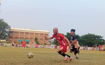 Gelandang Putra Selatan berkepala pelontos, Raja mengejar bola.(Foto: Red/tangselpos.id).