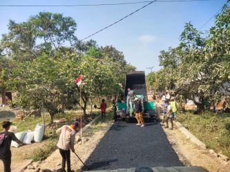 Dinas Pekerjaan Umum dan Penataan Ruang Provinsi Banten memperbaiki salah satu ruas jalan di wilayah Pandeglang.