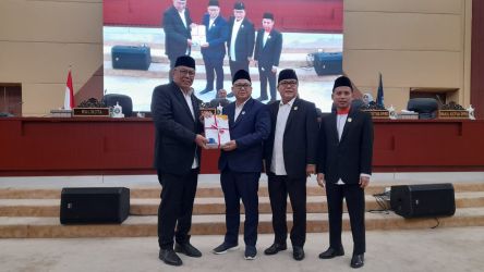 Walikota Tangsel Benyamin Davnie menyampaikan nota keuangan APBD Perubahan kepada DPRD Kota Tangsel, dalam rapat paripurna di Gedung DPRD Kota Tangsel, Kamis (7/9).(dra)