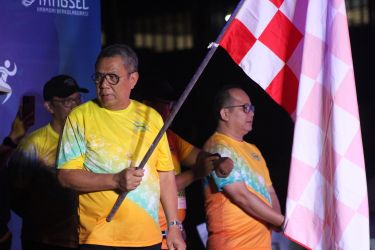 Wali Kota Tangerang Selatan, Benyamin Davnie, melepas ribuan peserta Tangsel Marathon 2023. (tangselposid/Mg.Jay)