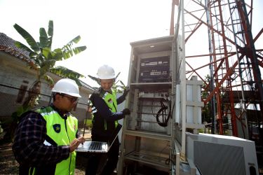 Teknisi melakukan pemeliharaan perangkat Base Transceiver Station (BTS) milik XL Axiata yang berlokasi tidak jauh dari Depo Kereta Cepat Jakarta-Bandung. (Ist)