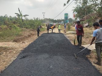 Dinas Pekerjaan Umum dan Penataan Ruang Provinsi Banten memperbaiki salah satu ruas jalan di wilayah Pandeglang. (Ist)