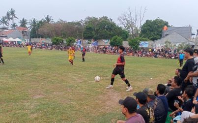 Pemain Gagak FC mencoba mengontrol bola saat melawan AAA FC.(Foto: Red/tangselpos.id).