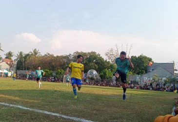 Penyerang Putra Peninggilan, Reyhan (kuning biru) tampil cemerlang dengan menyumbang satu gol dari kemenangan 6-0 Putra Peninggilan atas Reuni United.(Foto: Red/tangselpos.id).