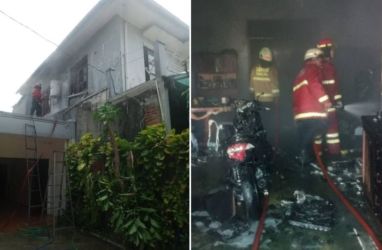 Terlihat beberapa petugas pemadam kebakaran tengah melakukan pemadaman api yang membakar rumah di di Jalan Kebon Kopi, Kelurahn Pondok Betung, Kecamatan Pondok Aren.(dra)