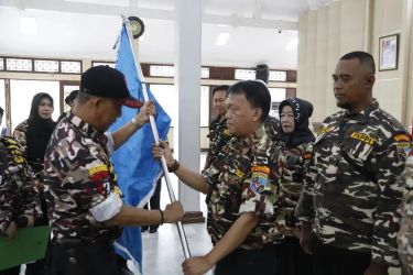 Ketua FKPPI PC 07.02 Pandeglang, Puji Widodo (tengah) menerima pataka, dalam acara pelantikan pengurus FKPPI PC 07.02 Pandeglang periode 2023-2028, di Pendopo Pandeglang, Sabtu (7/10/2023).(Istimewa)