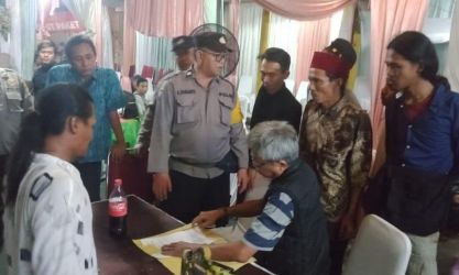 Terlihat petugas kepolisian mendatangi acara pernikahan di Jalan Meruga Raya, lantara acara pernikahan tersebut memakan ahu jalan raya, hingga menyembabkan kemacetan.(dra)