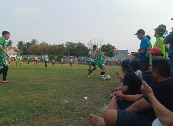 Ribuan penonton jadi saksi duel ketat antara Regak FC melawan Mandala FC (Foto: Red/tangselpos.id).