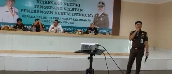 Kejari Kota Tangsel menggelar penyuluhan hukum ke ASN Kota Tangsel, si Aula Kecamatan Ciputat, Rabu (18/10).(dra)