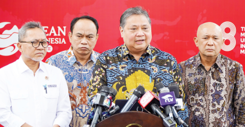 Menko Perekonomian Airlangga Hartarto (tengah) saat konferensi pers. Foto : Ist