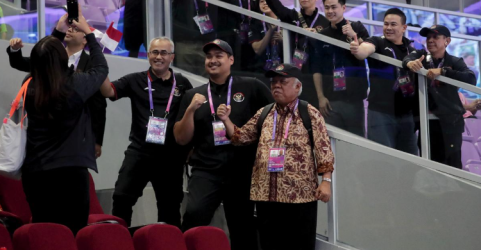 Menpora Dito Ariotedjo (depan no 2 dari kanan) bersama para atlet Asian Games 2023. Foto : Ist