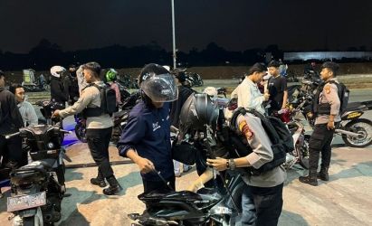 Tim Polres Tangsel melakukan penggeledahan terhadap pengendara sepeda motor yang masih kluyuran pada malam hari, hal itu dilakukan guna menjaga kondusifitas.(dra)