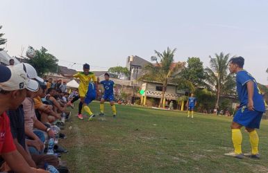 Pemain Menara Muda (kuning) dikepung para pemain Persepoja.(Foto: Red/tangselpos.id).