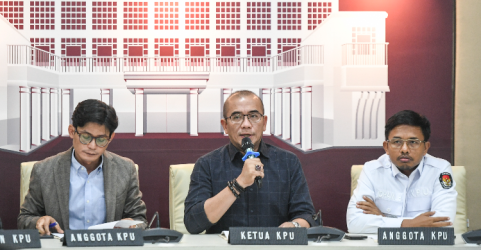 Hasyim Asy'ari Ketua KPU (tengah) Foto : Ist