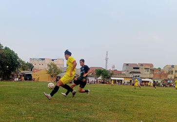 Gelandang Bamboe FC, Mahmud (kuning) mendapatkan pengawalan ketat dari bek Porba FC, Herman.(Foto: Red/tangselpos.id).