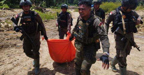 Aparat keamanan sedang mengevakuasi jenasah korban penembakan oleh KKB. Foto : Ist