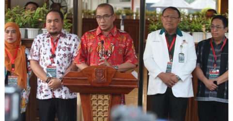 Ketua KPU Hasyim Asy'ari (tengah) saat konferensi pers di RSPAD Gatot Subroto. Foto : Ist