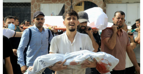 Warga Palestina membawa jenazah keluarga dan saudara-saudara mereka yang jadi korban serangan tentara Israel, di Jalur Gaza Utara, Palestina, Senin (9/10). (Ist)