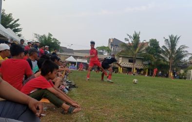 Pemain RBC Kembangan, Jeri (merah) berduel dengan penyerang Persipob, Gani (Foto: Red/tangselpos.id).