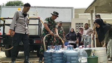 Koramil 03 Serpong memberikan bantuan air berasih sebanyak 15.000 liter air kepada warga Kelurahan Keranggan, yang terdampak kekeringan.(dra)