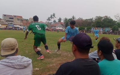 Bek kanan BM Riyanto FC, Ambon berusaha melewati penyerang Regak FC, Sandi Bule.(Foto: Red/tangselpos.id).