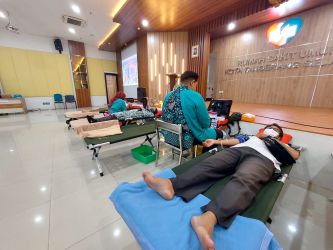 Sejumlah nakes dan pegawai RSU Kota Tangsel saat mendonorkan darah. Foto : Ist