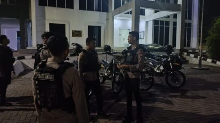 Pasukan Polres Tangsel melakuan patrol pengamanan di massa kampanye Pemilu dan Pilpres 2024. Seperti di Selasa (28/11) malam patrol ke Kantor KPU Kota Tangsel, Setu.(Dra)